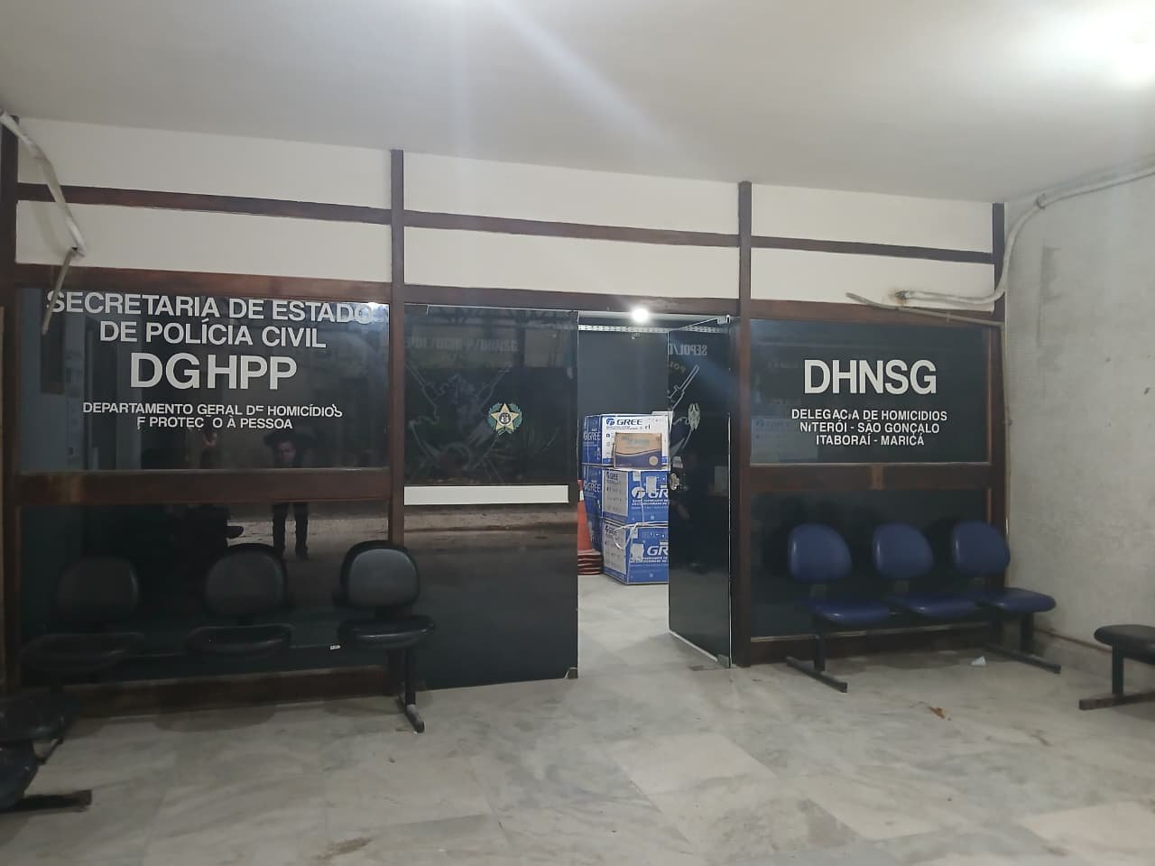 Mulher morre baleada dentro de carro de aplicativo no Fonseca